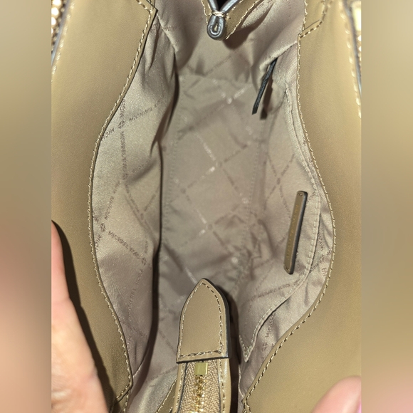 SOLD‼️NWT Michael Kors Marilyn Small Logo Crossbody Bag - Picture 6 of 13